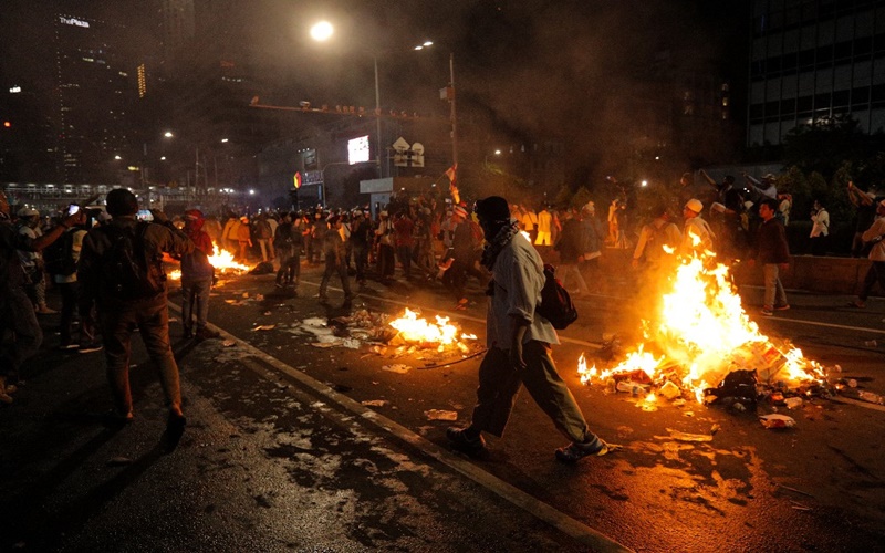 Kerusuhan depan Gedung Bawaslu dimana massa melempari petugas kepolisian dengan bom molotov
