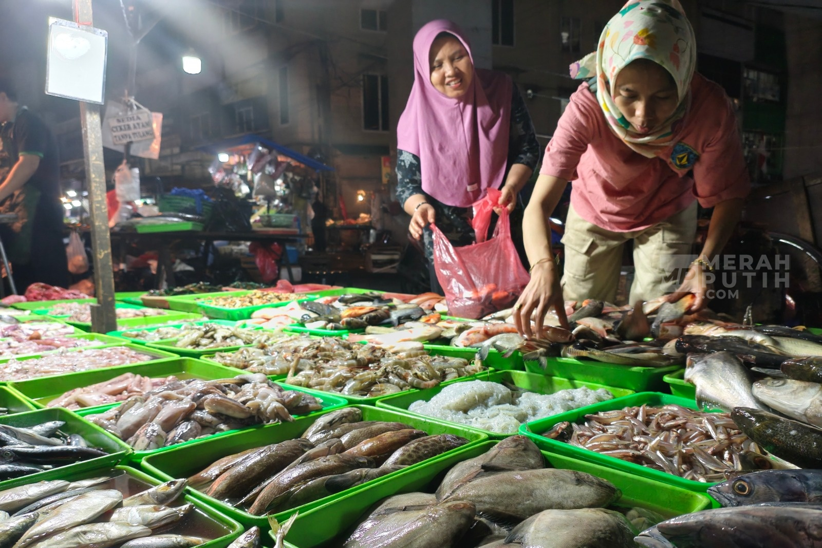 Menembus Gelap, Mengais Rezeki: Cerita Perjuangan Pedagang Pasar Kebayoran Lama