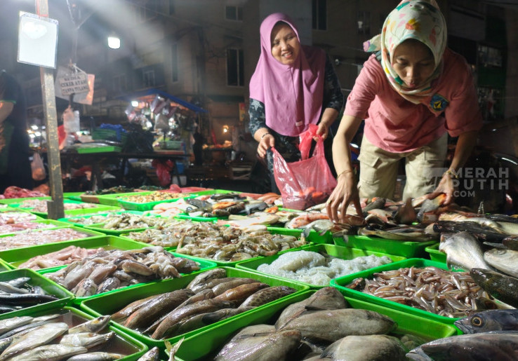 Menembus Gelap, Mengais Rezeki: Cerita Perjuangan Pedagang Pasar Kebayoran Lama