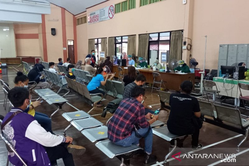Situasi layanan vaksinasi untuk warga DKI Jakarta berusia 18 tahun ke atas di Gelanggang Olahraga (GOR) Sawah Besar, Mangga Dua Selatan, Jumat (11/6).ANTARA/Mentari Dwi Gayati