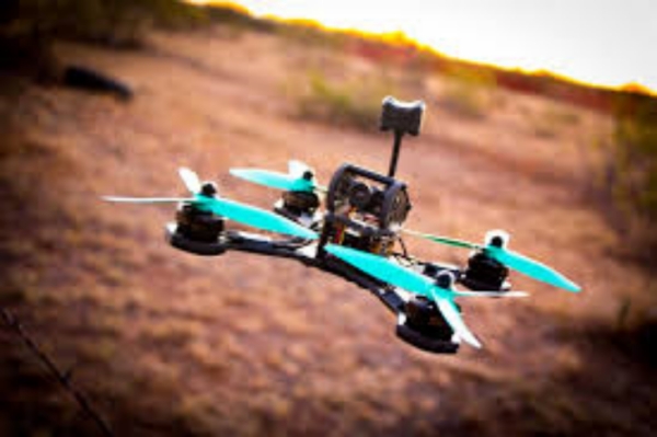 Drone balap biasanya dibuat dari komponen terpisah (Sumber: Quadquestions)