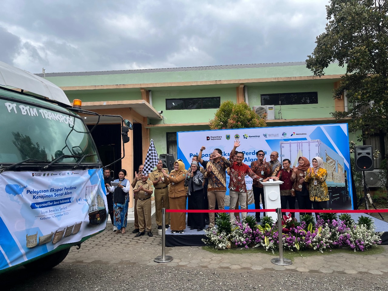 Indonesia Ekspor Perdana Produk Kerajinan Serat Alam Enceng Gondok ke Amerika
