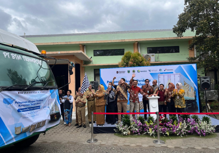 Indonesia Ekspor Perdana Produk Kerajinan Serat Alam Enceng Gondok ke Amerika