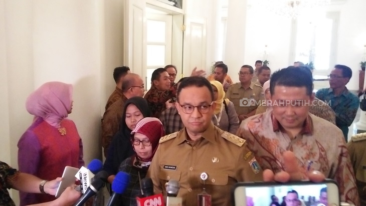 Anies Baswedan saat terima Keluarga korban tabrak lari. (MP/Asropih)