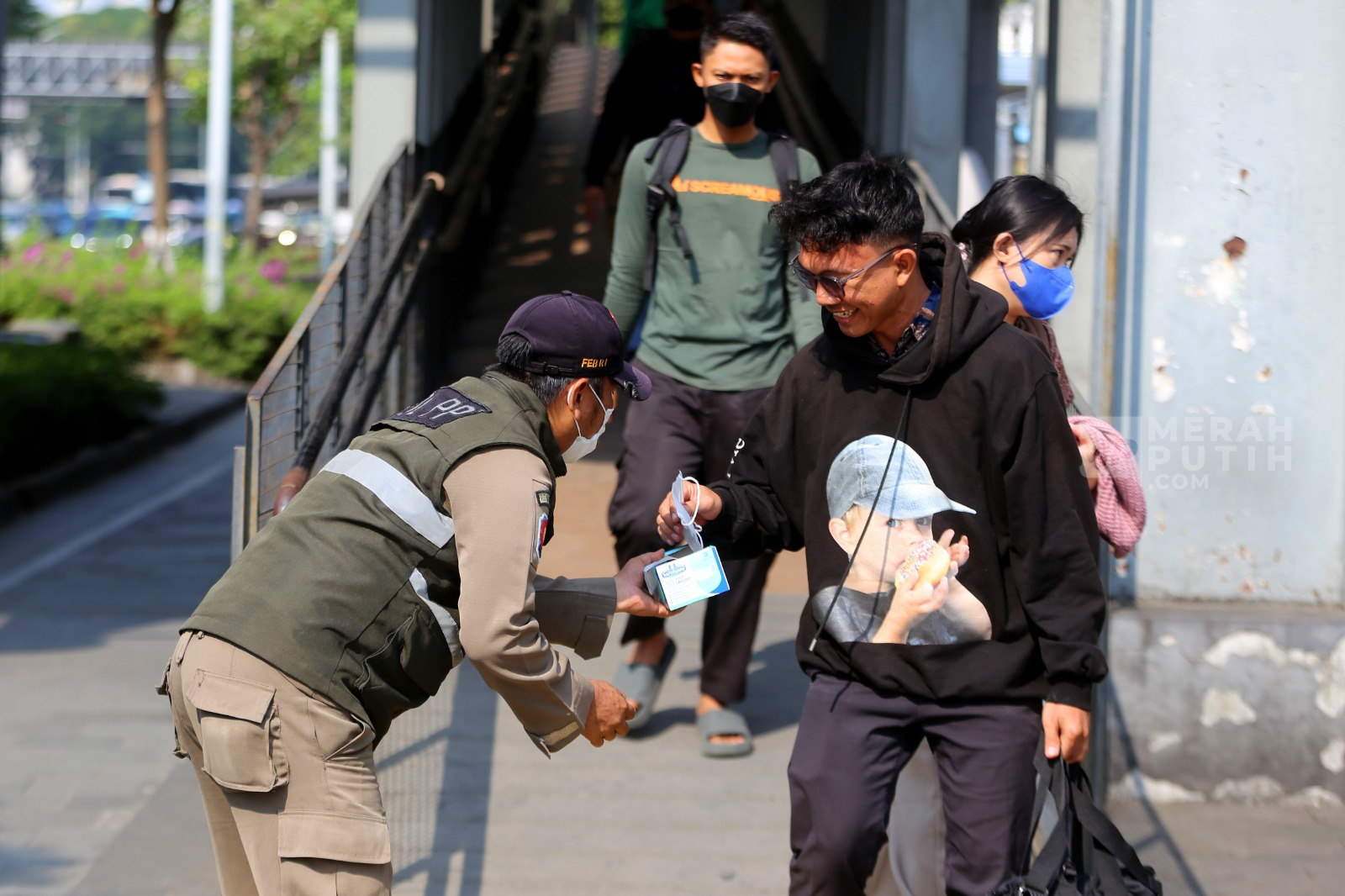 Satpol PP Bagikan Masker Gratis bagi Pejalan Kaki Cegah Dampak Abu Vulkanik Krakatau