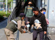 Satpol PP Bagikan Masker Gratis bagi Pejalan Kaki Cegah Dampak Abu Vulkanik Krakatau