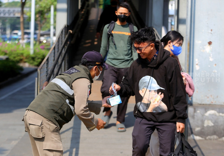 Satpol PP Bagikan Masker Gratis bagi Pejalan Kaki Cegah Dampak Abu Vulkanik Krakatau