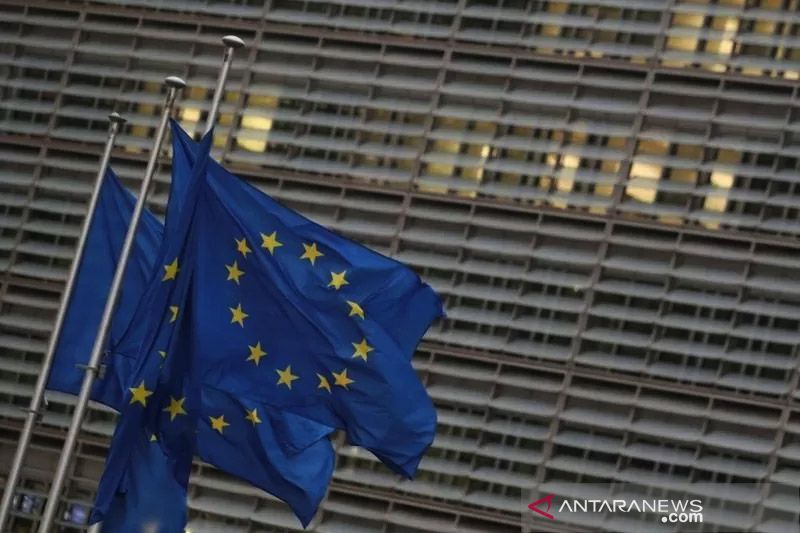 Bendera Uni Eropa berkibar di luar markas Komisi Eropa, di Brussels, Belgia, 24 Desember 2020. (ANTARA/Reuters/Yves Herman/am)