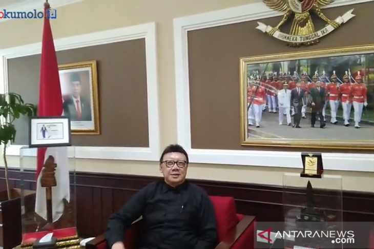 Menteri Pendayagunaan Aparatur Negara dan Reformasi Birokrasi (Menpan-RB) Tjahjo Kumolo saat menjelaskan mengenai kajian pemerintah terkait sistem kerja bergilir dalam pesan video yang diterima di Jakarta, Jumat (12/6/2020). (ANTARA/ Istimewa)