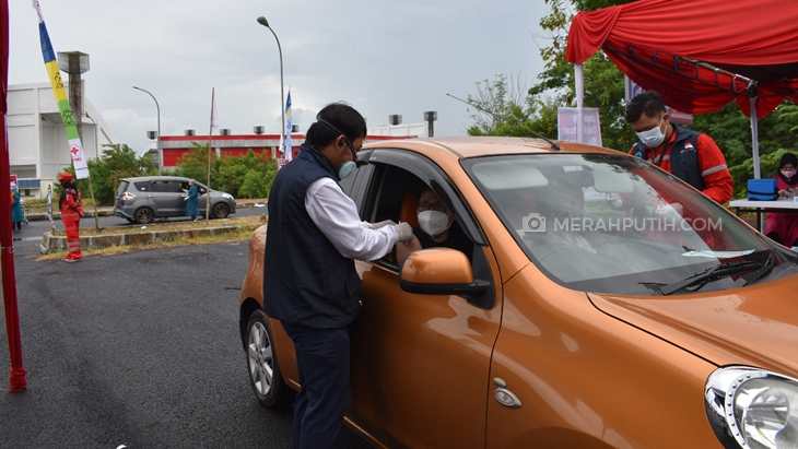 Ribuan Warga Cirebon Divaksin Secara Drive Thru