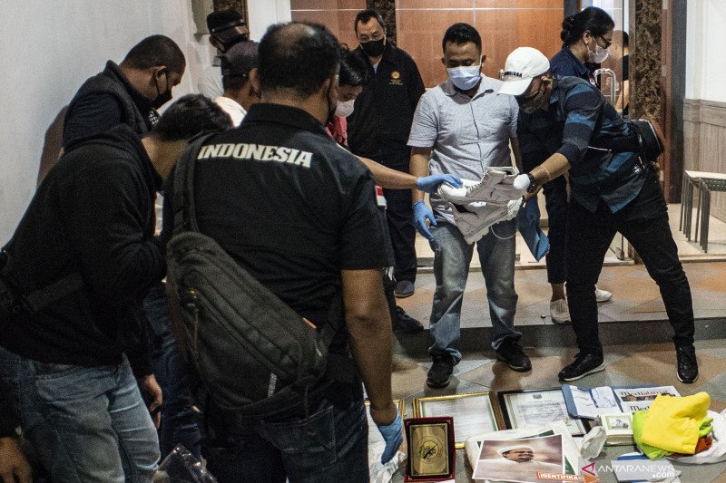 Densus 88 Bawa Tiga Kontainer dari Eks Markas FPI