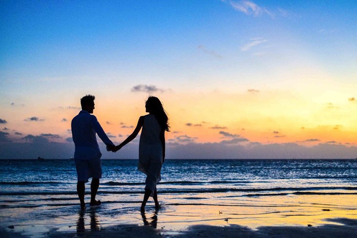 couple traveling