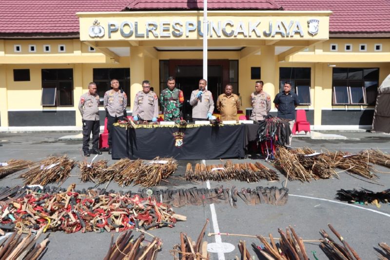 9 Orang Meninggal, 179 Bangunan Dibakar Saat Bentrok Pendukung Pilkada di Puncak Jaya