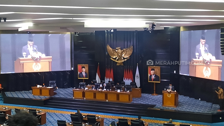 Pj Heru Serahkan Raperda APBD Tahun 2024 Rp 81,58 Triliun ke DPRD