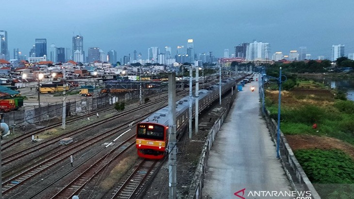 Warga Ibu Kota Diminta Waspadai Hujan Petir dan Angin Kencang