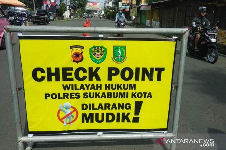 Satlantas Polres Sukabumi Kota, Jawa Barat melakukan penyekatan di sejumlah daerah perbatasan untuk mengantisipasi adanya kendaraan pemudik yang masuk ke wilayah hukumnya. (Antara/Aditya Rohman)