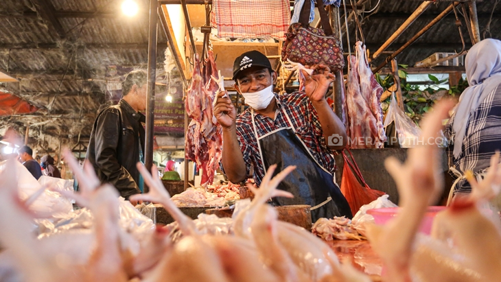 Pedagang daging ayam di pasar tradisional. (Foto: MP/Dicki Prasetia)