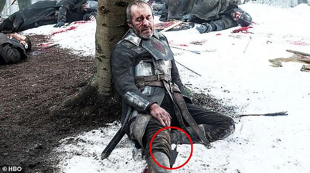 Ada benda aneh di kakinya (Sumber: HBO)