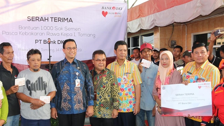 Gubernur DKI Jakarta Anies Baswedan menyerahkan seribu sak semen kepada korban kebakaran. (MP/Asropih)