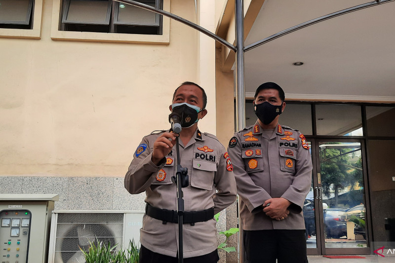 Sekretaris National Central Bureau (NCB) Divisi Hubungan Internasional (Hubiter) Polri Brigjen Pol Amur Chandra memberikan keterangan pers di Mabes Polri, Jakarta, Selasa (10/8/2021) (ANTARA/Laily Rahmawaty)