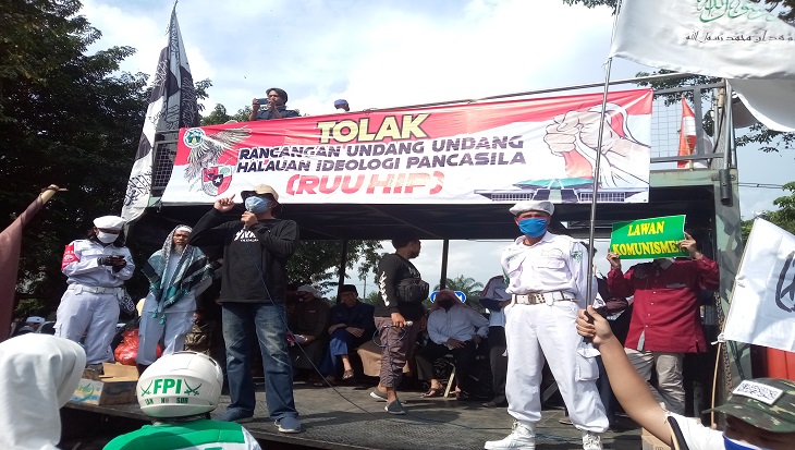 Ormas Islam Solo, Jawa Tengah berunjuk rasa menolak RUU HIP di kawasan Gladak, Jalan Slamet Riyadi, Minggu (14/6). (MP/Ismail)