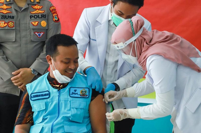 Wakil Gubernur Sulawesi Selatan Andi Sudirman Sulaiman menjalani vaksinasi COVID-19 di Makassar(14/1/2021).ANTARA/HO/Humas Pemprov Sulsel