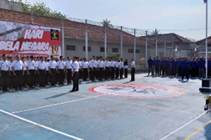 Upacara Peringatan Hari Bela Negara di Lembaga Pemasyarakatan Permisan, Pulau Nusakambangan, Kabupaten Cilacap, Jawa Tengah, Kamis (19/12/2019), diisi dengan pembacaan Ikrar Bela Negara oleh napi kasus terorisme. (ANTARA/HO-Lapas Nusakambangan)