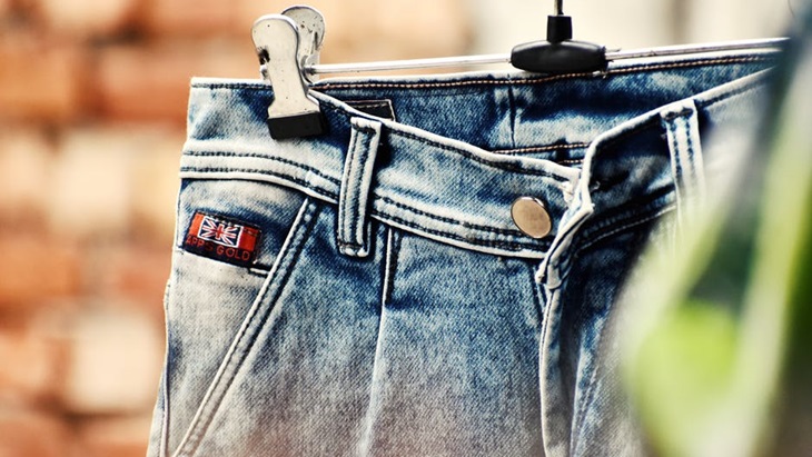 Kombinasikan Bawahan Denim dengan Atasan ini, Jangan Sampai Salah!