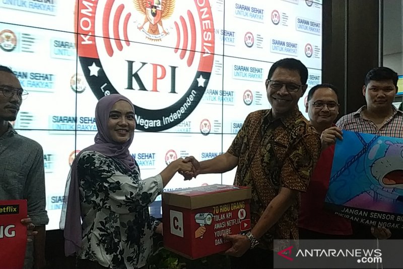 Penggagas penolakan wacana pengawasan YouTube dan Netflix oleh Komisi Penyiaran Indonesia (KPI) Dara Nasution (kedua kiri) menyerahkan petisi penolakan kepada perwakilan KPI, di Jakarta, Rabu, (14/08/2019). (ANTARA News/Boyke Ledy Watra) 