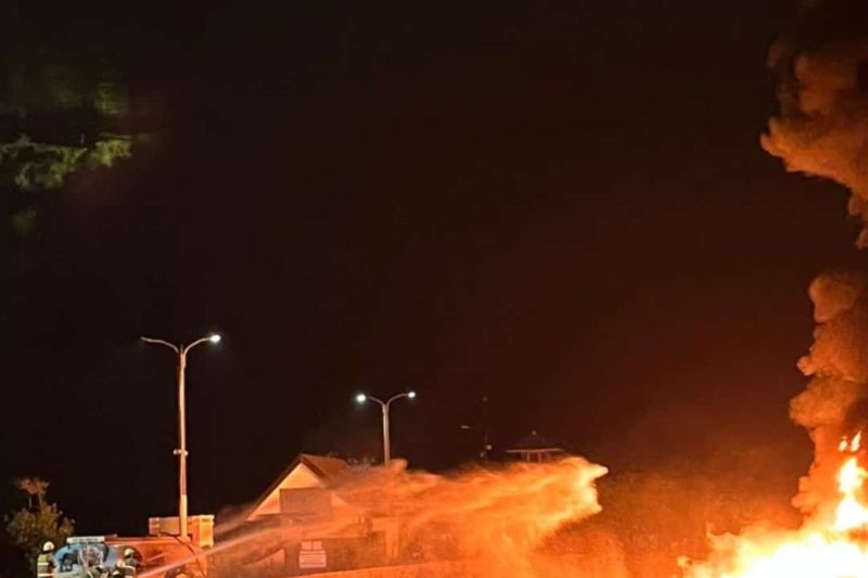 Bangkai Kapal Terbakar di Marina Ancol Masih Belum Berhasil Diangkat dari Dasar Laut