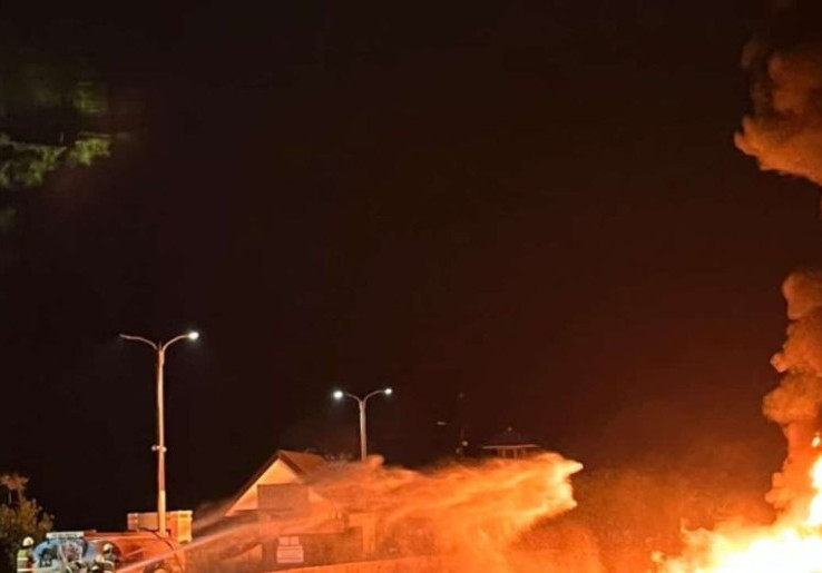 Bangkai Kapal Terbakar di Marina Ancol Masih Belum Berhasil Diangkat dari Dasar Laut