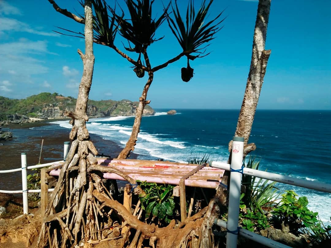 Pantai Drini (Sumber: Instagrm/widyanursanti10)