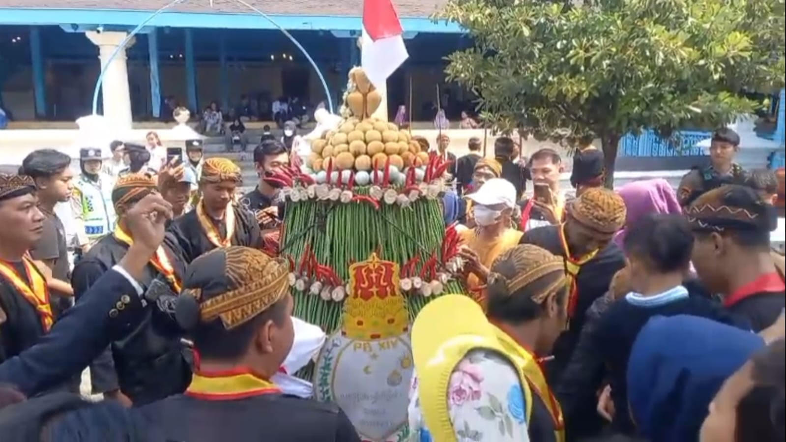 Tradisi Grebeg Besar Idul Adha: Gunungan di Masjid Agung Solo Raib dalam Hitungan Menit