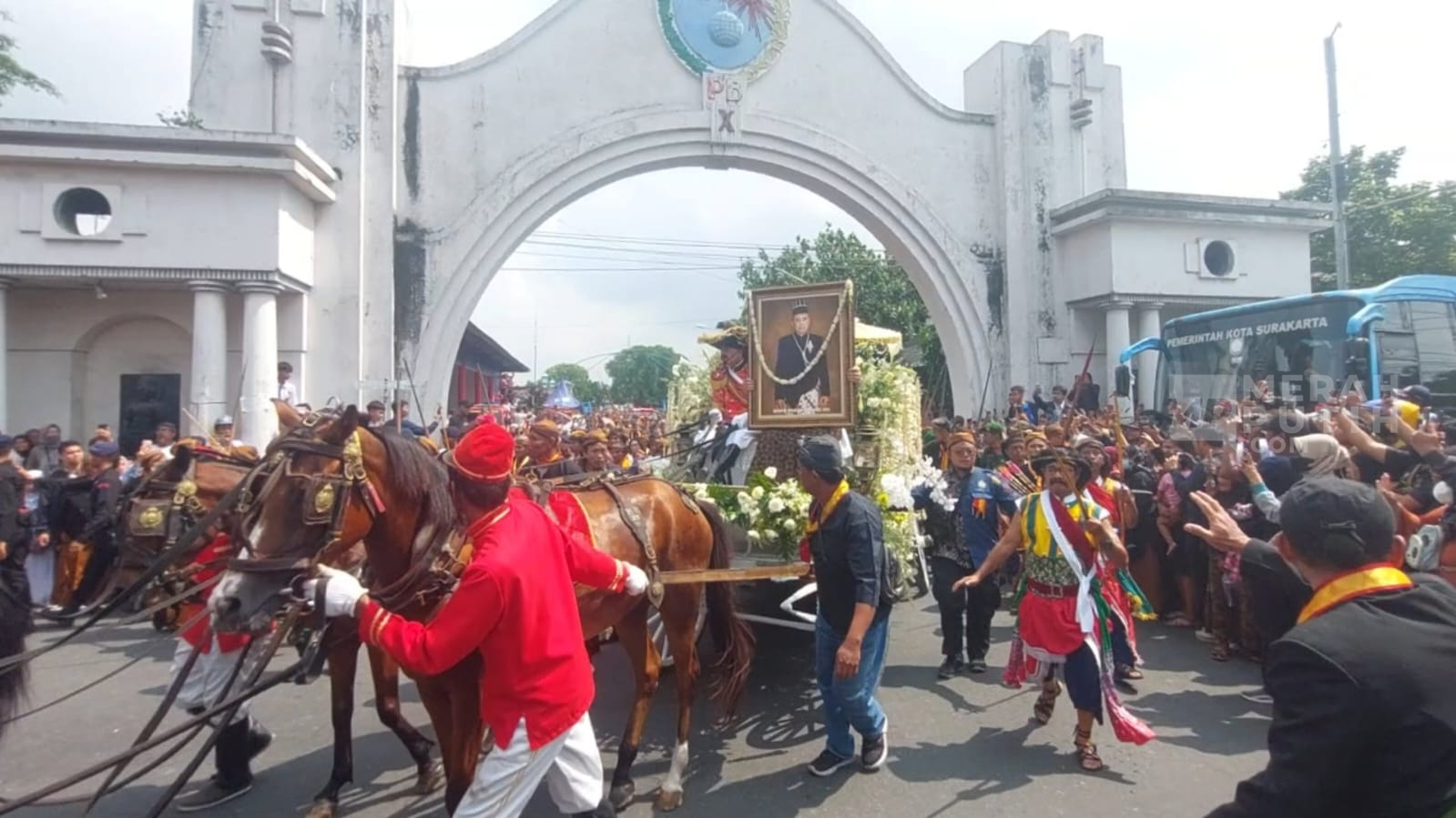 Jenazah PB XIII Diberangkatkan ke Imogiri, Diawali Sambutan Duka dari Putra Mahkota dan Tradisi Brobosan, 