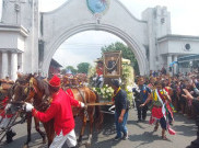 Jenazah PB XIII Diberangkatkan ke Imogiri, Diawali Sambutan Duka dari Putra Mahkota dan Tradisi Brobosan, 