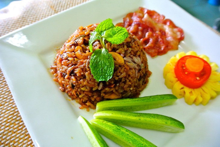 Nasi merah mengandung serat untuk meningkatkan kadar hormon seratonin. (Foto: Pixabay/FonthipWard)