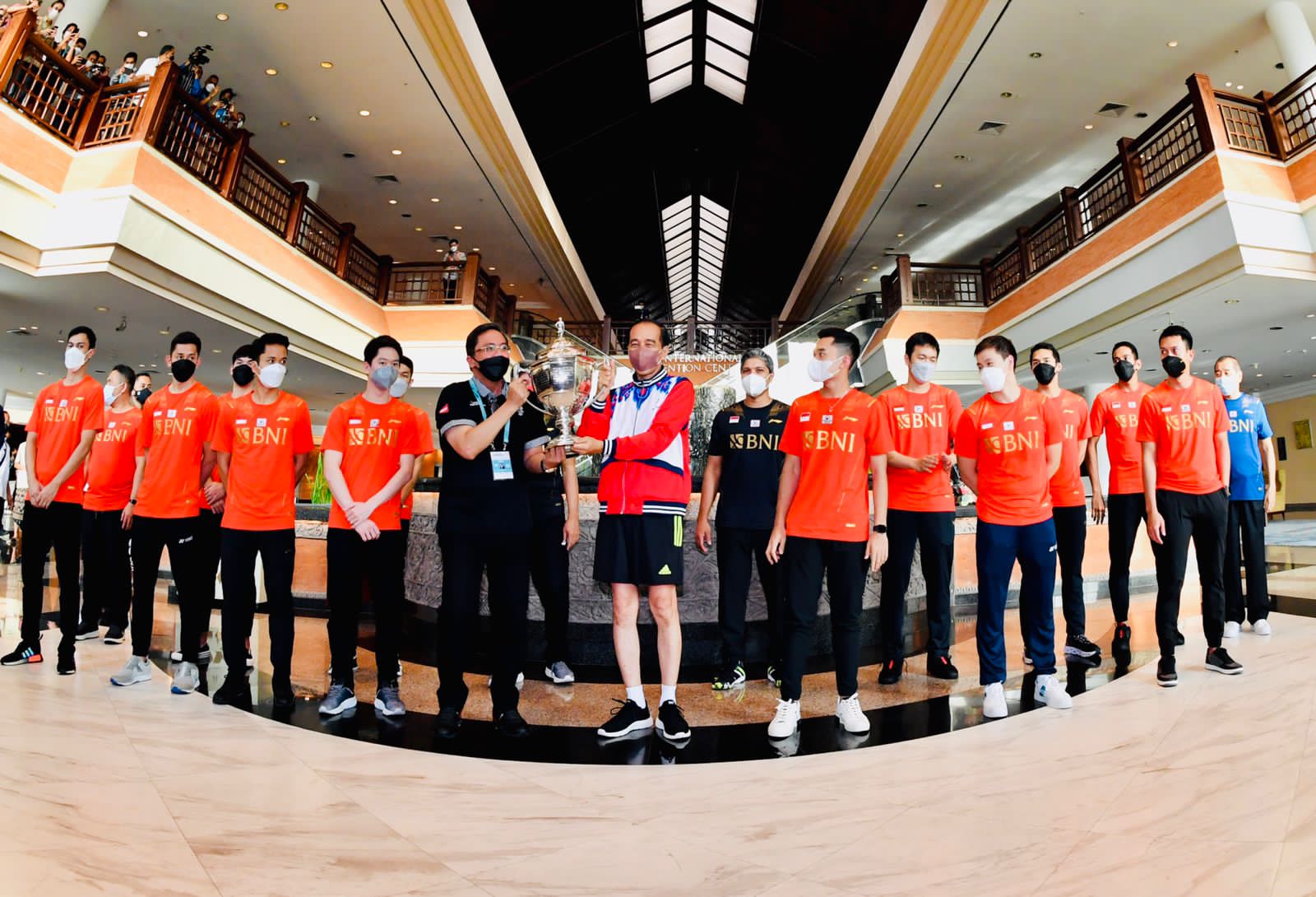 Jokowi Temui Tim Piala Thomas dan Main Bulu Tangkis dengan Jonatan Christie