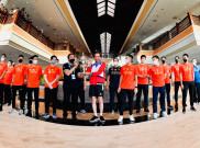 Jokowi Temui Tim Piala Thomas dan Main Bulu Tangkis dengan Jonatan Christie