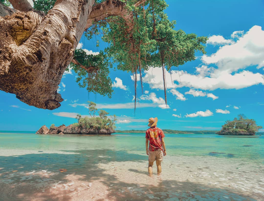Pantai Baloiya menjadi salah satu tempat wisata yang wajib dikunjungi di Makassar (Foto: Instagram/@embafals)