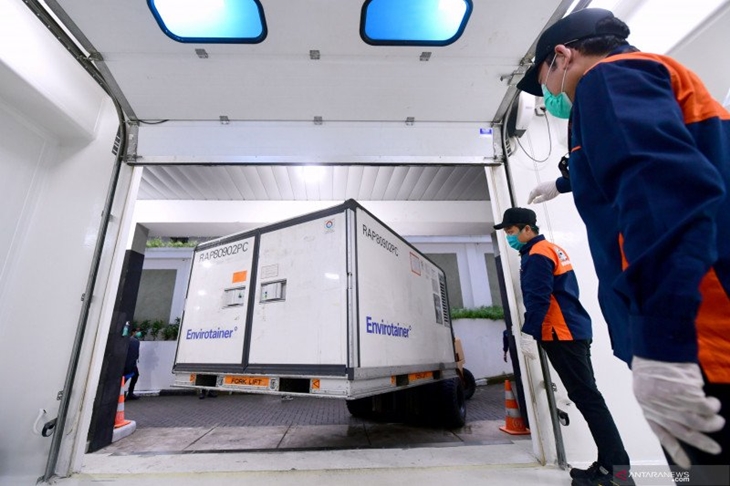 Petugas memindahkan kontainer berisi vaksin COVID-19 setibanya di Kantor Pusat Bio Farma, Bandung, Jawa Barat, Senin (7/12/2020). Vaksin COVID-19 produksi perusahaan farmasi Sinovac, China tersebut disimpan dalam ruangan pendingin dengan suhu 2-8 derajat celcius, selanjutnya akan dilakukan pengambilan sampel untuk pengujian mutu oleh tim dari Badan Pengawas Obat dan Makanan (BPOM) dan Bio Farma. ANTARA FOTO/HO/Setpres-Muchlis Jr/wpa/hp. (ANTARA FOTO/MUKHLIS JR)