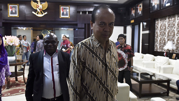 Komisioner Komnas HAM Natalius Pigai (kiri) dan Hafid Abbas (kanan) berjalan seusai melakukan pertemuan dengan Menko polhukam Wiranto di Jakarta, Jumat (9/6). (ANTARA FOTO/Hafidz Mubarak A)