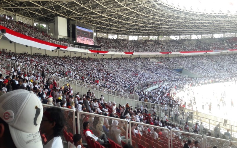 Ribuan warga telah memenuhi Gelora Bung Karno