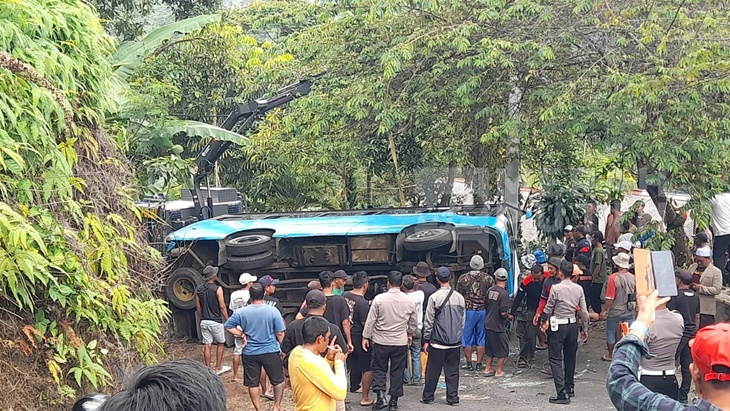 Bus Pariwisata Rombongan PKK Sragen Terguling di Tawangmangu, 25 Penumpang Selamat