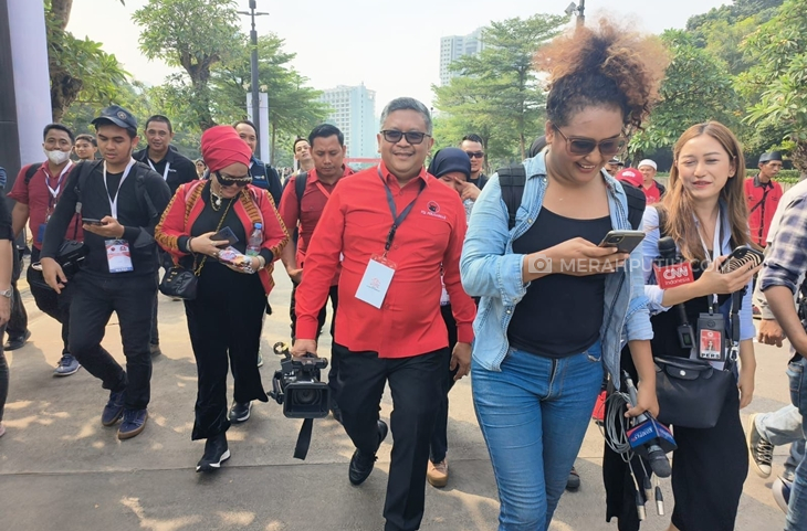 Saat Sekjen PDIP Sarapan Bareng dan Tenteng Kamera Wartawan ke Arena BBK