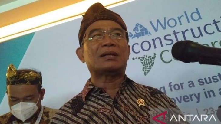 Di Ende, Menko PMK Kunjungi Desa Penghasil Tenun Ikat Lio