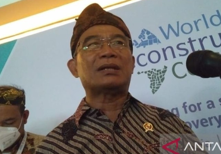 Di Ende, Menko PMK Kunjungi Desa Penghasil Tenun Ikat Lio