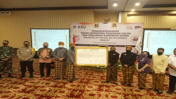 Paslon Gibran-Teguh dan Bagyo-Supardjo mengikuti dekalrasi kampanye damai Pilwakot Solo, Sabtu (26/9). (MP/Ismail)