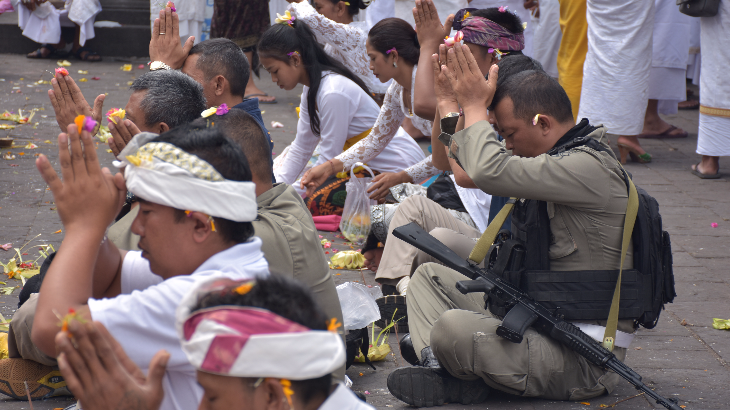 Para Pengungsi Bersembahyang di Pura Besakih