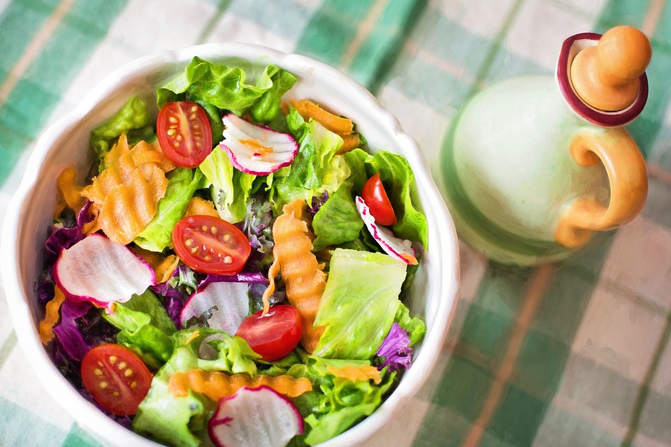 Bawa salad jika perjalanan kamu tak terlalu jauh (Sumber: Pixabay/jill111)