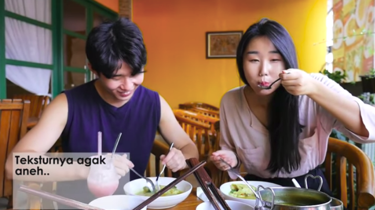 Bukan Cuma Jokowi yang Makan Papeda, Orang Korea Juga. Begini Reaksinya!